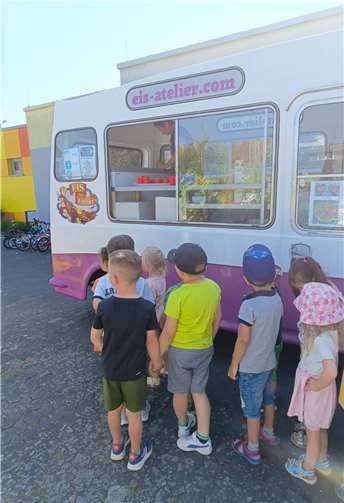 Geduldig warteten die Kinder, bis sie an der Reihe waren, um sich eine der Eissorten auszusuchen.  Foto: KiTa Maria Magdalena
