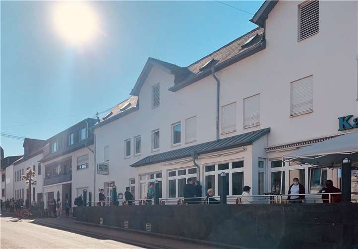 Geduldig warteten viele Blutspenderinnen und Blutspender mit Mindestabstand vor dem „Kaisersaal“.Foto: Markus Schlosser, DRK Rhens