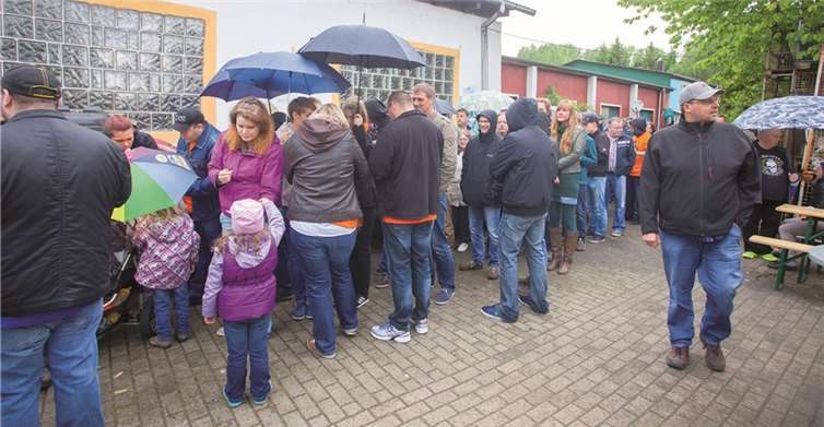 Geduldiges Warten, um Einlass in die legendäre Schrotthalle zu bekommen.