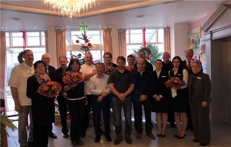 Geehrt wurden: Cäcilie Simonis (zweite von links, 35 Jahre), Ellen Kapp (fünfte von links, 25 Jahre), Ralf Daub (sechster von links, 20 Jahre), Antonello Melis (siebter von links, 20 Jahre), Iris Heddrich (achte von links, 25 Jahre), Ralph Kessler (neunter von links, 20 Jahre), Nico Schifino, elfter von links 15 Jahre), Feray Tasci (dritte von rechts 10 Jahre), Helmut Becker (65 Jahre), Johannes Volk (65 Jahre). Auf dem Bild fehlen Ramona Locher (10 Jahre) und Günter Noffke (25 Jahre). Seehotel