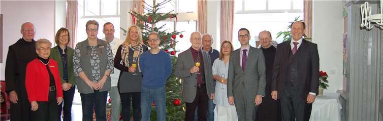 Geehrt wurden: Carlo Keip (20 Jahre, 7.v.li.), Jörg Münsterberg (20 Jahre, 5.v.li.), Gabriella Nagy (50 Jahre, 4.v.re.), István Nagy (65 Jahre, 5.v.re.), Annegret Neumann (50 Jahre, 3.v.li.), Winfried Walentowski (70 Jahre, 6.v.re.). Auf dem Bild fehlen Gabriele Göbel (10 Jahre), Antonello Melis (60 Jahre) und Werner Rüber (75 Jahre).