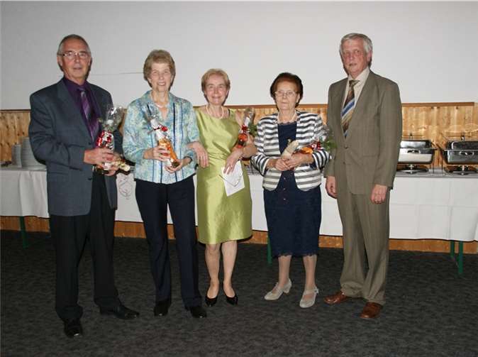 Geehrt wurden Elisabeth Czakert (4. von links) und Hermann Rudolf (1. von links) für 25 Jahre Mitgliedschaft im Verein sowie Christel Fleissner (2.von links) und Rita Meid (3. von links) für 25 Jahre aktives Singen im Chor. Die Ehrungen nahmen die erste Vorsitzende Rita Meid und der zweite Vorsitzende des Kreischorverbands Herr Ditmar Watermann vor. Privat