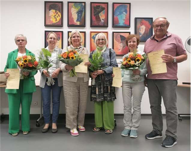 Kammerchor hat einen neuen Vorstand Geehrt wurden Gabriele Hermann-Lersch für fünf Jahre aktive Mitgliedschaft, Rita und Harald Kernweiss für 15 Jahre, Dr. Brigitta Stodden für 30 Jahre. Ebenso für langjährige aktive und pasive Mitgliedschaft Irene Eckert (35 Jahre Mitglied) und Edith Stenz (40 Jahre Mitglied).
