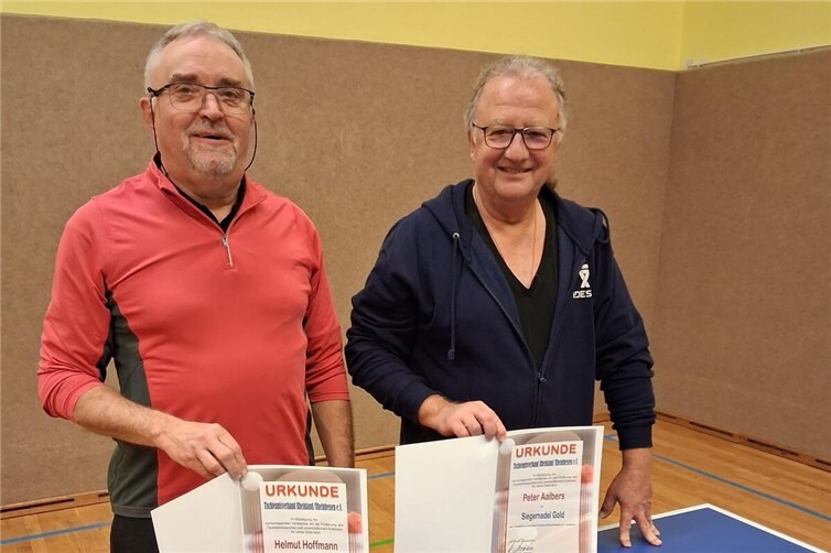 Geehrt wurden Helmut Hoffmann mit der Siegernadel Bronze für 15-jähriges aktives Spiel und Peter Aalbers mit der Siegernadel Gold für 25-jähriges aktives Spiel.
