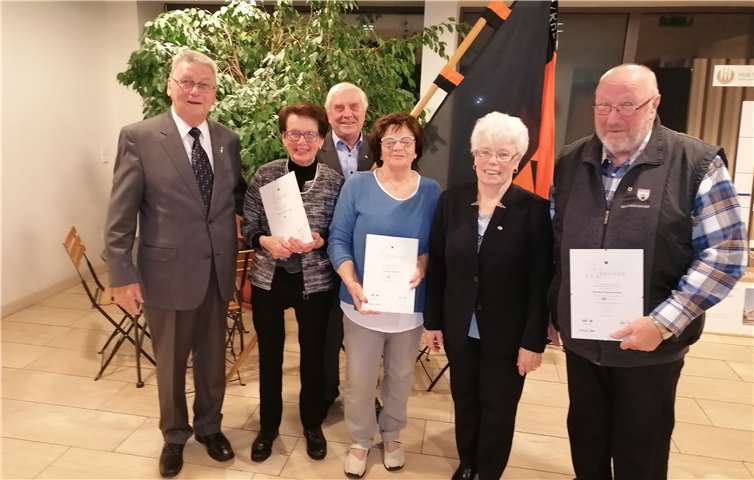 Geehrt wurden Margret Welsch und Monika Buckstege für 40 Jahre, Helmut Steinheuer und Norbert Steinmetzler für 50 Jahre sowie Heinz Zimmermann für 70 Jahre Mitgliedschaft. Foto: BL