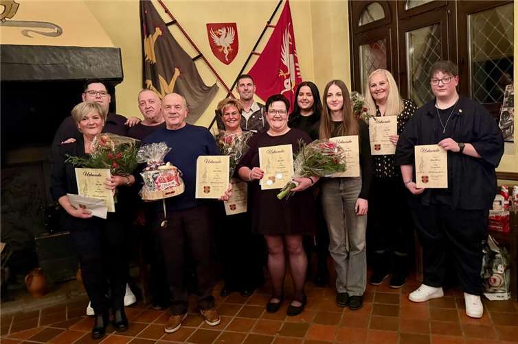 Geehrt wurden: Tanja, Michael u. Lucie Pöhr (5 Jahre), Daniela Weinbach u. Moritz Brauner (10 Jahre), Thomas Franzen (15 Jahre), Inge Aydin (30 Jahre), Rüdiger Becker (40 Jahre), Elke Heift (45 Jahre). Foto: Dr. Peter Radermacher