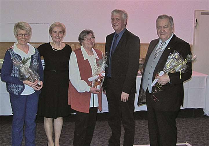 Geehrt wurden Therese Roos (3.v.li.) und Klaus Becker (5.v.li.) für 25 Jahre Mitgliedschaft sowie Margret Schröder (1.v.li.) für 40 Jahre aktives Singen im Chor. Die Ehrungen nahmen die Erste Vorsitzende Rita Meid (3. v.li.) und der Zweite Vorsitzende des Kreischorverbands Ditmar Watermann (4. v.li.) vor. privat