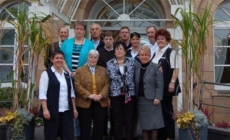 Geehrt wurden: Viviane Kessel (untere Reihe links, 15 Jahre), Maria Grauel (untere Reihe zweite von links), Cäcilie Simonis (untere Reihe dritte von links), Iris Heddrich (mittlere Reihe links), Andreas Nisius (mittlere Reihe zweiter von links, 10 Jahre), Dieter Wolnizki (obere Reihe zweiter von links). Auf dem Bild fehlen Annegret Neumann (10 Jahre), Dirk Wieczorek (15 Jahre) und Werner Bösch (20 Jahre). privat
