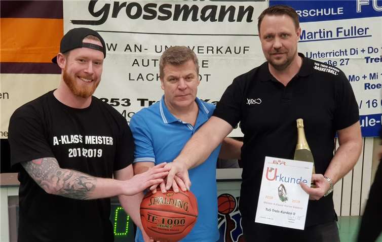 Geehrt wurden am letzten Wochenende das A-Klassenteam für seinen Meistertitel in dieser Saison. Von links nach rechts: Kapitän Daniel Prehn, Ralph Weiler (Vizepräsident BVRP) und Tom Lippe.Foto: Limitlessmedien