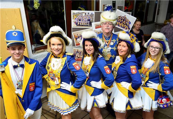 Geehrt wurden beim Hausball (v.r.) Vanessa Hanisch, Laura Hoffend, Hans Werner Wolf, Angelina Groß, Daniela Helf und Claus Felde.