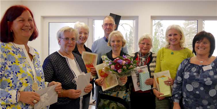 Geehrt wurden langjährige ehrenamtlich Tätige, darunter Klara Rauwald (Mitte), die sich seit 20 Jahren als Hospizbegleiterin engagiert. Fotos: privat