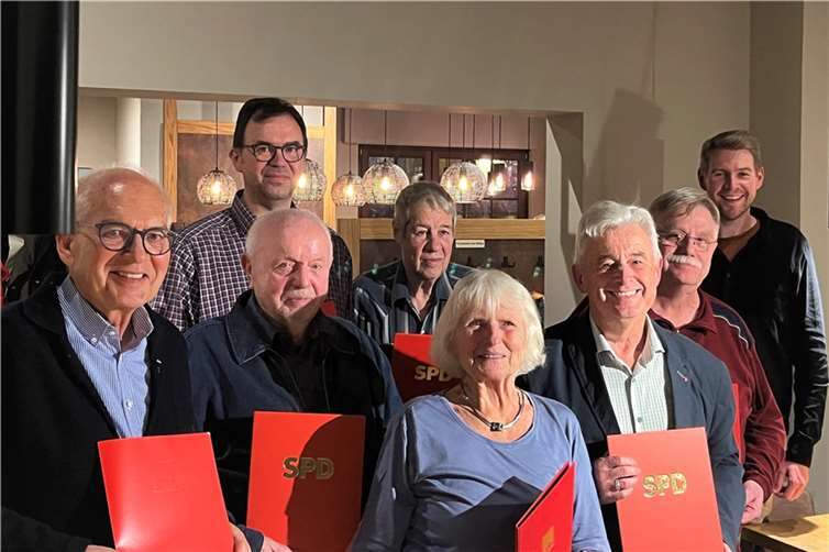 Geehrt wurden v.l. Dr. Robert Datzer, Hans-Peter Kröger, Wolfgang Assmann, Dietger Hoffmann, Christa Breuer, Paul Adams und Heinz Mahlberg vom Vorsitzenden Tobias Leuning. Foto: privat