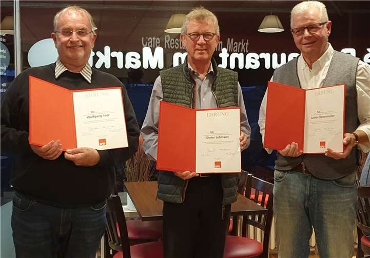 Geehrt wurden v.li. für 30-jährige Mitgliedschaft Wolfgang Latz und für ein halbes Jahrhundert bei den Sozialdemokraten Dieter Lehmann sowie Lothar Rosenmüller.Quelle: SPD Linz