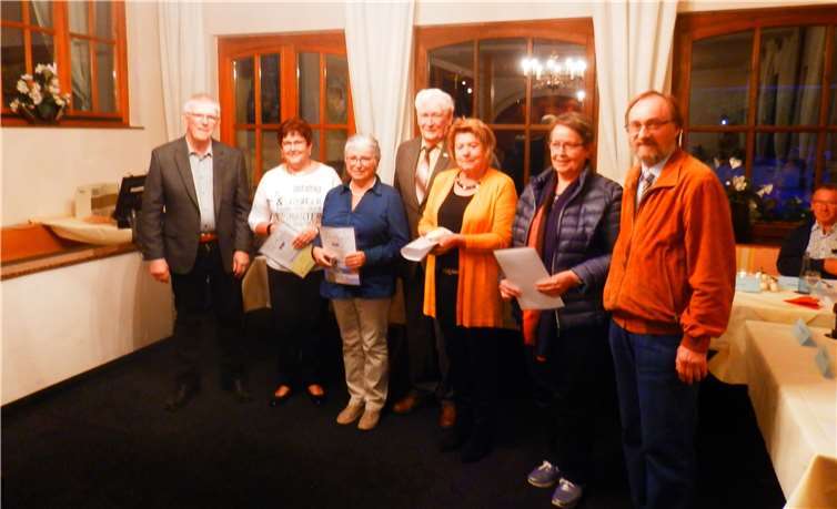 Geehrt wurden v.li. von Links: (Mitgliedsjahre in Klammer) Hans- Dieter Siegel (10) Hildegard Müller (10), Hanni Hasbach (10) Heinz- Dieter Höcker (20) Gisela Weidemann (10) Liesel Siegel (10) durch Kreisvorsitzenden Hans- Werner Kaiser.