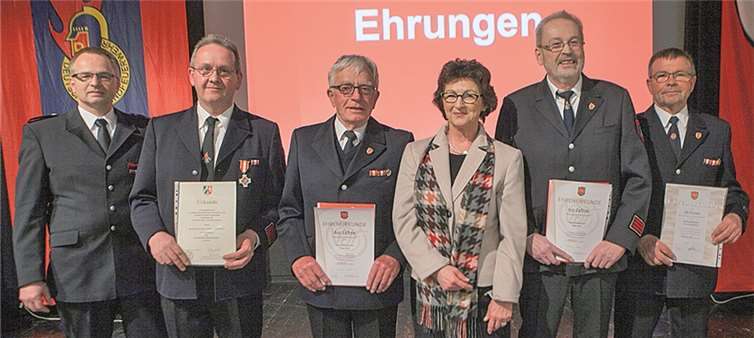 Geehrt wurden von Leiter Markus Zettelmeyer (links) und Bürgermeisterin Renate Offergeld die Feuerwehrkameraden (von links) Johannes Mombauer, Franz Henk, Rolf Wind und Josef Neukirchen.JOST