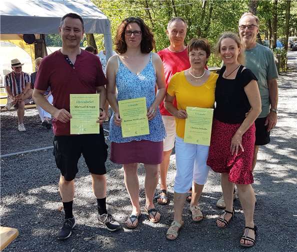 Geehrt wurden (vorne v.l.n.r.:) Michael Krupp, Bettina Weißenfels und Christa Schulte, hier mit Mitgliedern des TuS-Vorstandes. Foto: Harald Willms