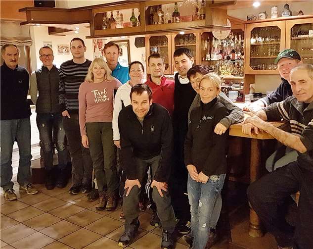 Geehrte LG-Athleten im Kreis ihrer Laufkollegen/-innen.privat