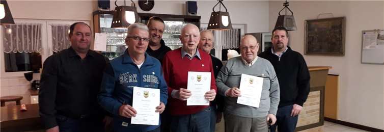 Geehrte Mitglieder mit dem Vorstand (v.l.n.r.) Thomas Henk (Kassierer), Heinz-Günter Goller (40 Jahre), Michael Pausacker (25 Jahre), Toni Bieler (40 Jahre), Harald Braun (25 Jahre), Franz Bertram (40 Jahre), Helmut Werner (Vorsitzender).