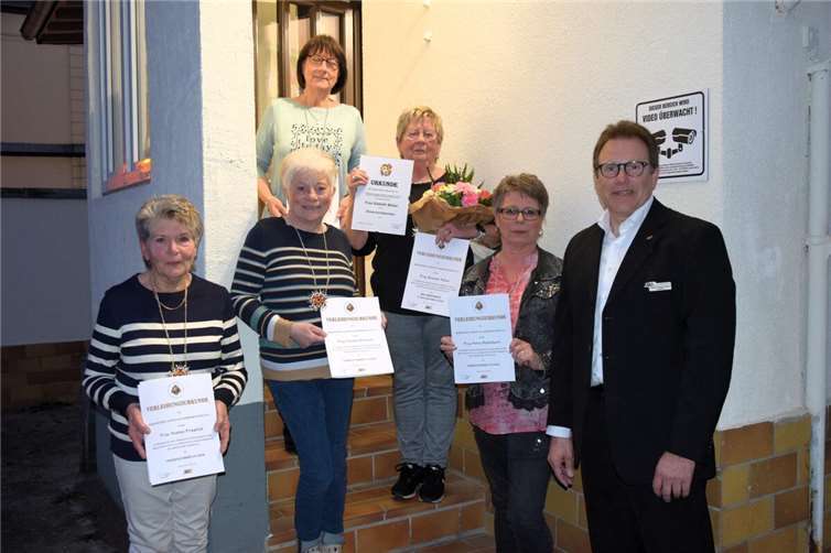 Geehrte Mitglieder: unten li. Yvette Friedich, Conny Frensch, Elsbeth Müller, Petra Kaltenborn, RKK Geschäftsführer Gerd-Walter Adler und oben Marlies Einig.