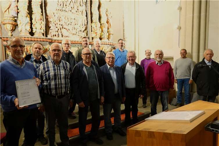 Geehrte Sänger mit Pastor Ralf Birkenheier und Mitgliedern des Vereinsvorstandes vor dem Fraukirch-Altar: Fritz Eultgen, Rudolf Heyen, Werner Babel, Alois Diewald, Pastor Ralf Birkenheier, Paul Blum, Rolf Schorn (vordere Reihe v. li. n. r.) und Joachim Massion, Lothar Wagner, Theo Loscheider, Friedrich Hermes, Bertram Ochs, Johannes Ellerich (hintere Reihe v. li. n. r.). Foto: Hanke