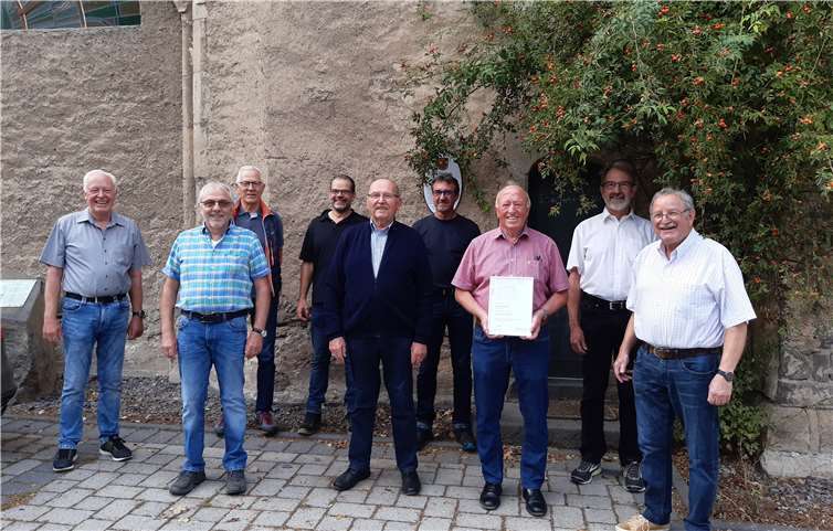 Geehrte Sänger mit Peter Weiler und Mitgliedern des Vereinsvorstandes vor der Fraukirch: Friedrich Hermes, Heinz Reudelsterz, Herbert Klabautschke, Ewald Müller, Peter Weiler (1. Reihe v.l.n.r.); Lothar Wagner, Johannes Ellerich, Theo Loscheider und Rolf Müller (2. Reihe v.l.n.r). Foto: privat