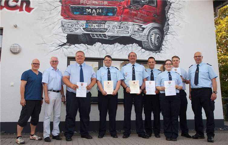 Geehrte und Beförderte im Kreis des Ersten Beigeordneten von Dernbach Hans Didi (links), Bürgermeister Volker Mendel (2. v. links) und Wehrleiter Dirk Kuhl (rechts). Feuerwehr der VG Puderbach