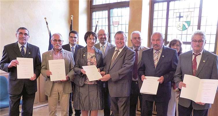 Geehrte und Gratulanten freuten sich bei der Auszeichnung im Kreishaus Ahrweiler. In der Mitte Ingrid Efferz und Landrat Dr. Jürgen Pföhler. WM