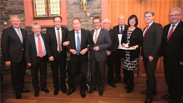 Geehrte und erste Gratulanten (v.li.): Edmund Schermann, Vorstandsvorsitzender Sparkasse Mittelmosel, Landrat Manfred Schnur, Landrat Gregor Eibes, Otto-Maria Bastgen, Gereon Haumann, Karl-Heinz Knodt, Helmut Boor, Marita Benz, Eric Westerheide und Volker Knotte. privat
