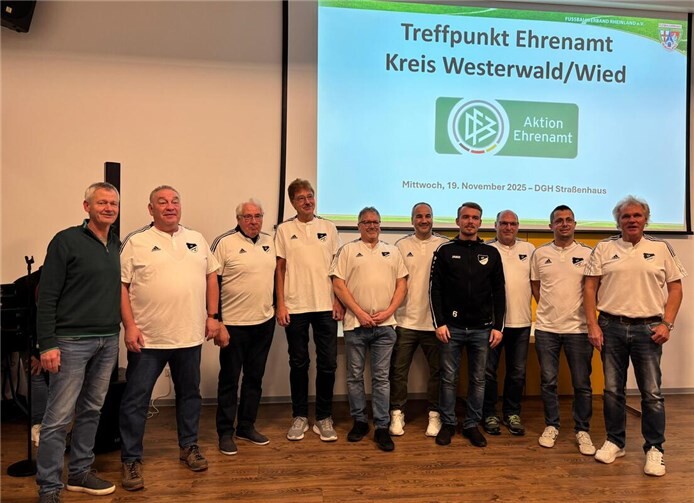 Geehrten des SV Ellingen, v.l.n.r.: Andre Meffert (Vorsitzender SVE), Stefan Haas (Organisator), Dieter Lenau, Helmut Wirths, Thomas Zickenheiner, Clemens Hasni, Niklas Fogel, Sascha Neitzert, Olaf Gärtner, Jürgen Huth (Laudator).  Foto: Leonie Zeidler