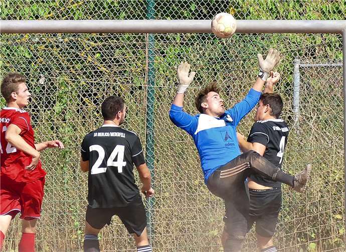 „Gefährliche Angriffe der Platzherren waren ganz selten zu sehen. Und wenn es mal dazu kam, war Immendorfs Keeper Lukas Bauer stets rechtzeitig zur Stelle“. Foto: Michael Wald