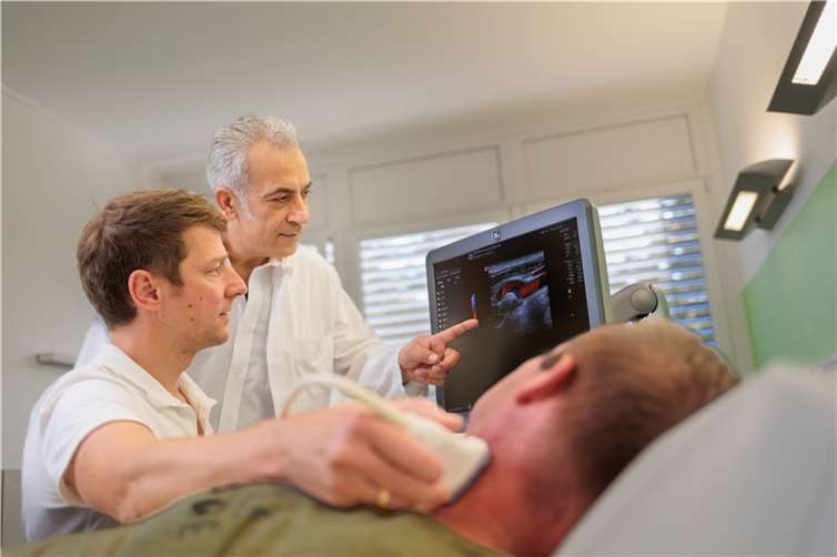 Gefäßerkrankungen sind äußerst komplex. Kambiz Fadaei (Mitte), Chefarzt der Gefäßchirurgie am Krankenhaus Maria Hilf in Bad Neuenahr, rät Betroffenen und Menschen mit Risikofaktoren wie Bluthochdruck oder Diabetes zu regelmäßigen Vorsorgeuntersuchungen. Foto: Marienhaus Krankenhaus Maria Hilf/Joachim Gies