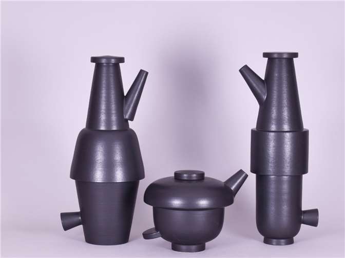 Gefäßmontagen aus mehreren Einzelteilen bilden den Schwerpunkt der Arbeiten. Fotos: privat