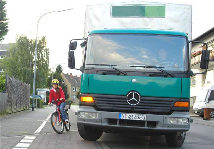 Gefahren gehen besonders von großen Fahrzeugen aus. Deshalb gilt hier besondere Vorsicht.Deutscher Verkehrssicherheitsrat e. V., Bonn