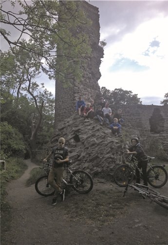 Gefahren wird abseits der geteerten Straßen und Wege.Privat