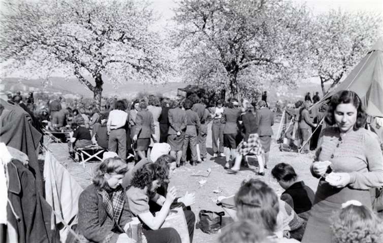 Gefangene weibliche Wehrmachtsangehörige im Sinziger Teil des Lagers. privat