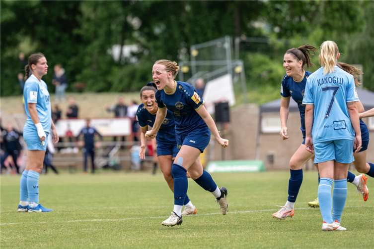 Gefeiert, als wäre es der Champions-League-Sieg“ Nach 14 Monaten Verletzungspause gibt es kein Halten mehr bei Zoe Brückel, als sie den Führungstreffer für Andernach erzielt hatte. Foto: SG 99 Andernach