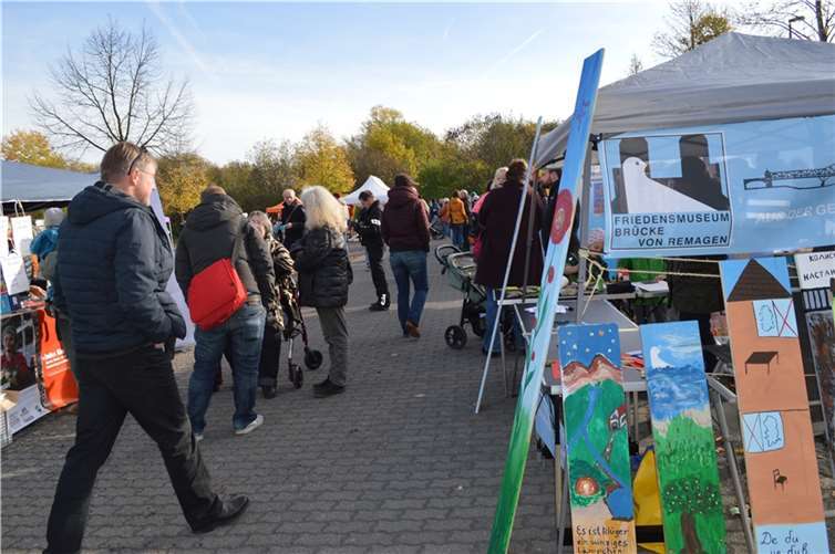 Gefeiert wurde auf dem Parkplatz hinter dem Freizeitbad, mit einer Infomeile mit knapp 20 Teilnehmern, mit Rednern, die allesamt mit Nachdruck für Frieden, Freiheit, Solidarität, Vielfalt und Demokratie plädierten, mit kulinarischen und musikalischen Genüssen.