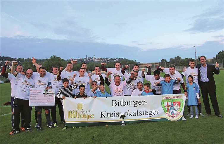 Gefeiert wurde bei den Sportfreunden Goldgrube, trotz A-Klassenabstieg, auch in diesem Jahr. Der Pokalsieg krönt die erfolgreiche Steinbach-Ära zum Abschied.TH