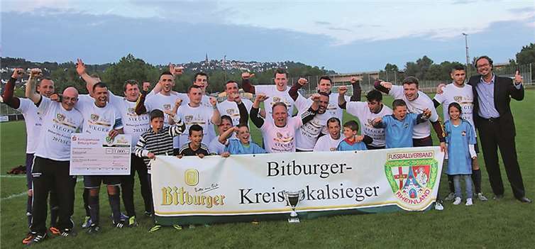 Gefeiert wurde bei den Sportfreunden Goldgrube, trotz A-Klassenabstieg, auch in diesem Jahr. Der Pokalsieg krönt die erfolgreiche sechsjährige Steinbach-Ära zum Abschied.TH