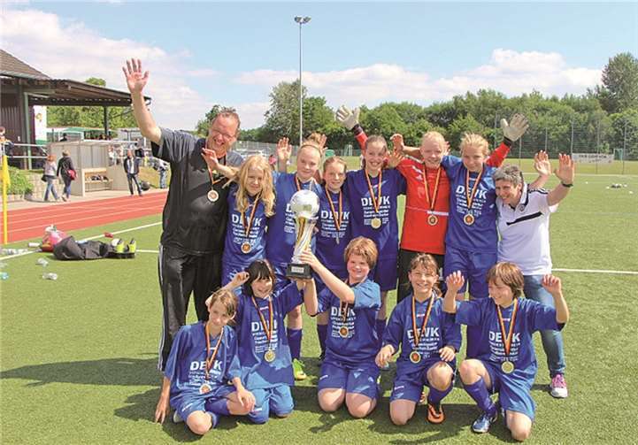 Gefeiert wurde bereits am Samstag bei der SG Freirachdorf/Wienau, nachdem die D-Jugend der Mädchenabteilung mit einem 4:1-Sieg im Derby über den SV Rengsdorf den ersten Kreispokal in dieser Spielzeit einfahren konnte. 