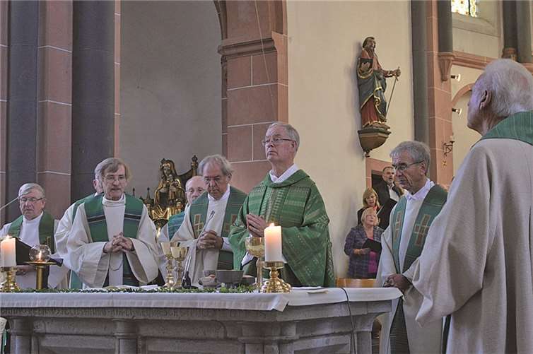 Gefeiert wurde die Festmesse in Konzelebration von zahlreichen Geistlichen. In ihrer Mitte stand Dechant Dr. Johannes Georg Meyer. AB