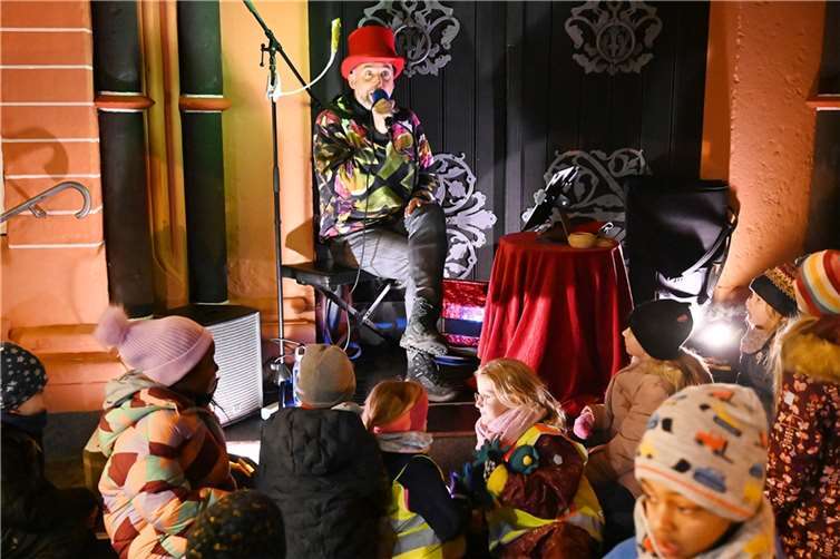 Gefeierter Auftakt vor allem für diekleinen Besucher war Kasper der Gaukler.