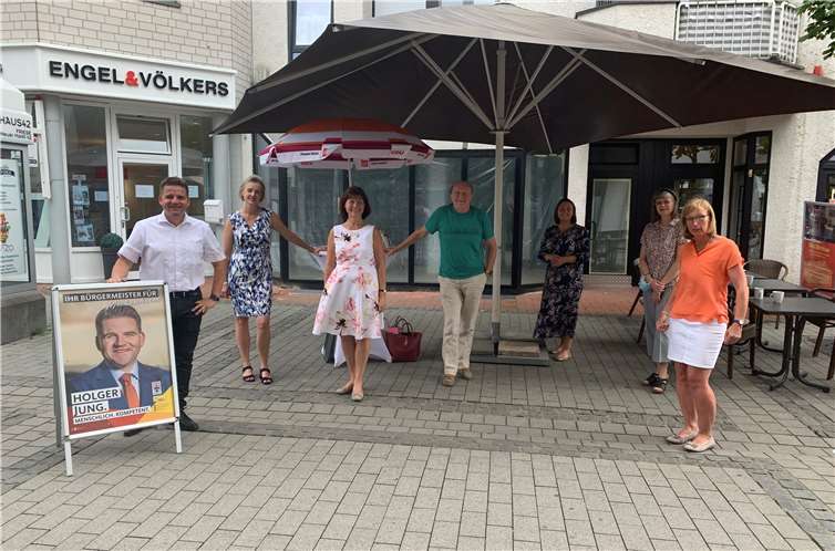 Gefragter Ansprechpartner: Holger Jung (links im Bild) stand am Neuen Markt auf Einladung der Frauen Union Rede und Antwort. Weiter von links: Ariane Stech, Vorsitzende Sabrina Gutsche, Dieter Sossalla, Elena Dahmen, Irene Krüger und Katja Kroeger.Foto: FU Meckenheim
