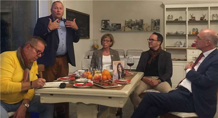 Gefragter Gesprächspartner: Josef Hovenjürgen (zweiter von links) sprach am CDU-Stammtisch zum Thema Landwirtschaft. Er wurde von der Meckenheimer Vorsitzenden Katja Kroeger begrüßt (rechts neben ihr Fraktionsvorsitzender Joachim Kühlwetter, Bürgermeister Bert Spilles; links im Bild Günter Klein). privat