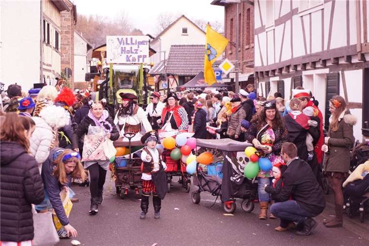 Gefühlt waren alle 2700 Einwohner auf der Hauptstraße versammelt und jubelten den vorbeiziehenden Gruppen zu. Quellen: Ortsfestausschuss Pech