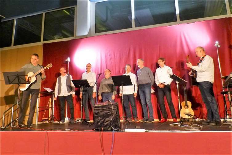 Gefühlvolle Balladen wie „So long Mary Ann“ von Leon Cohen sind eine Spezialität von Joachim Schneider (links), die voller Inbrunst von den TersenVälern mitgesungen werden.Foto: privat