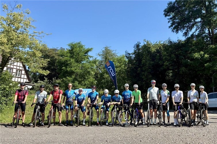 Geführte Rennrad-, Gravel- und Mountainbike-Ausfahrten beim Sommerfest am Morgen