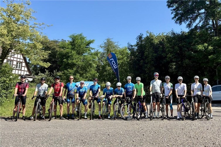 Geführte Rennrad-, Gravel- und Mountainbike-Ausfahrten beim Sommerfest am Morgen.