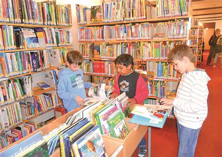 Gefüllte Bücherregale verführen zum Schmökern und Entdecken.Privat