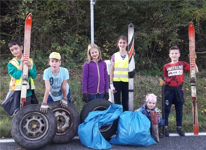 Gefunden wurden neben zahlreichen Flaschen und Verpackungen auch alte Skier, Autoreifen, Möbelstücke und die Innenverkleidung eines Autos.